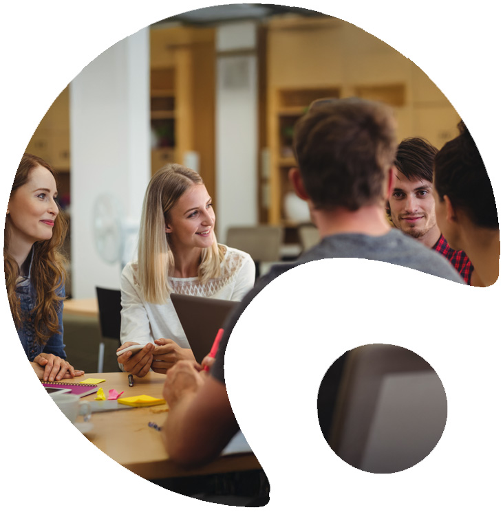 Mehrere Personen tauschen sich zu dem Webinar aus